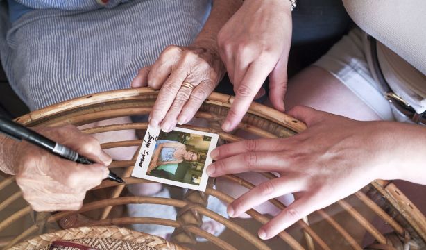 'Todavía estoy aquí': la fotografía instantánea ancla en el presente a personas con alzhéimer