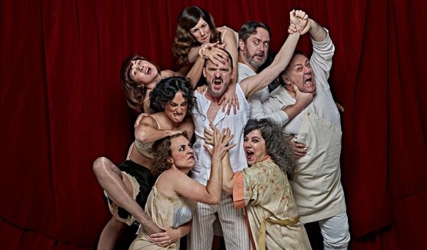 Coque Malla protagoniza 'La ópera de los tres centavos' en el Teatro Infanta Isabel de Madrid