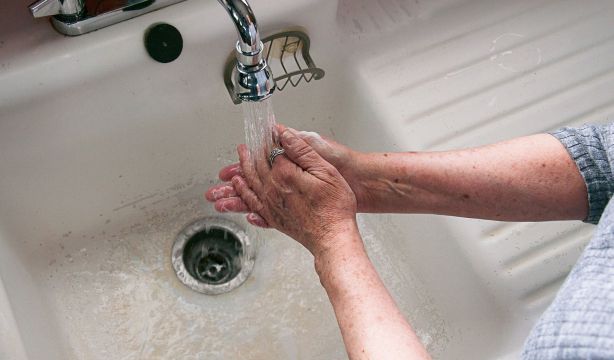 Recibe una factura de agua de 53.471 euros de la casa de su madre dependiente