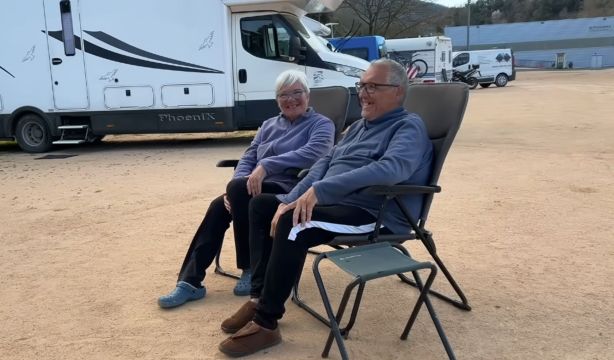 Maribel y Vicente, el matrimonio jubilado que vive en una autocaravana para recorrer el mundo (YouTube: Arnau Serrado)