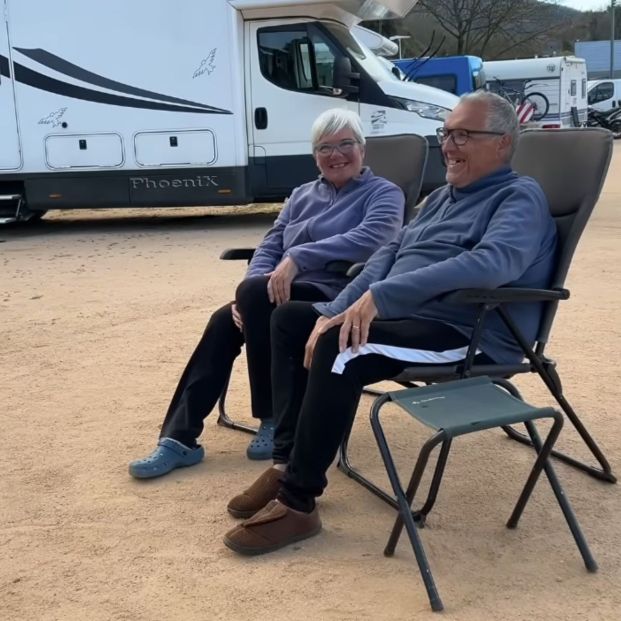 Maribel y Vicente, el matrimonio jubilado que vive en una autocaravana para recorrer el mundo (YouTube: Arnau Serrado)