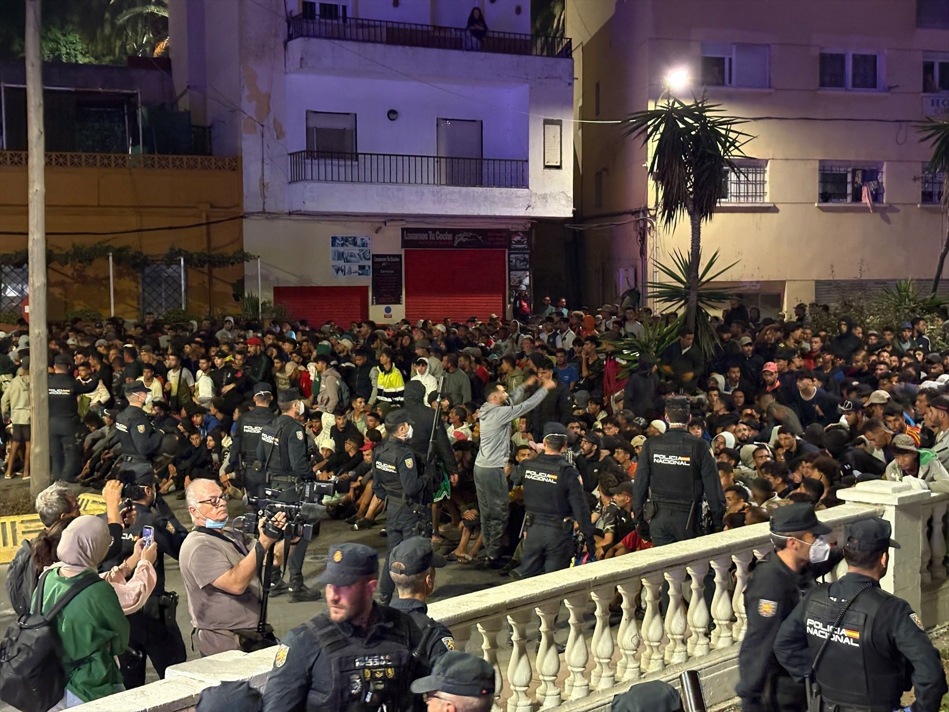 Tensión y caos en el traslado de inmigrantes de las playas de Ceuta al nuevo campamento del puerto Tensión y caos en el traslado de inmigrantes de las playas de Ceuta al nuevo campamento del puerto