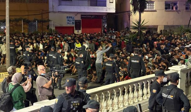 Tensión y caos en el traslado de inmigrantes de las playas de Ceuta al nuevo campamento del puerto