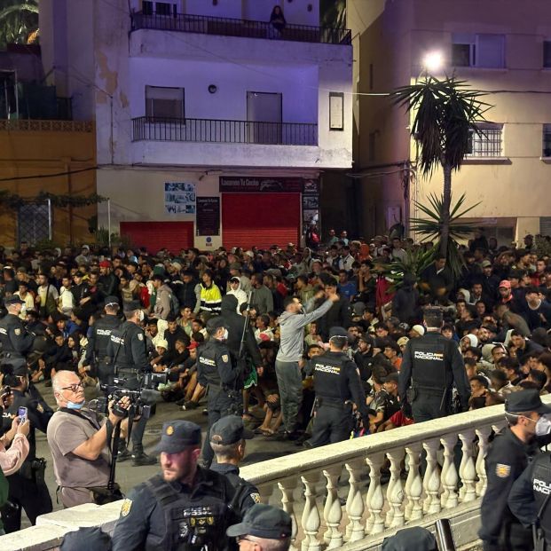 Tensión y caos en el traslado de inmigrantes de las playas de Ceuta al nuevo campamento del puerto