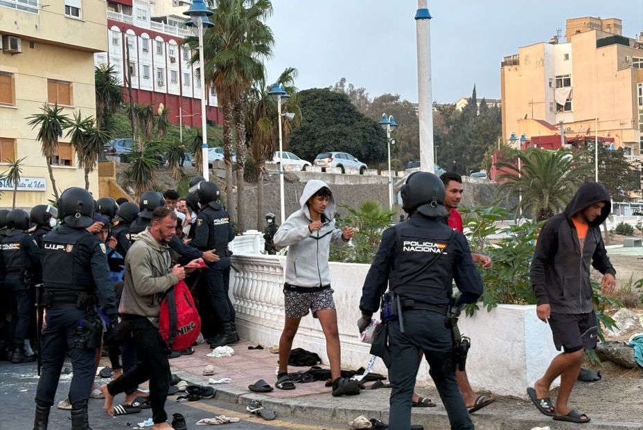 EuropaPress 7782648 cuerpos seguridad estado organizan migrantes traslado puerto ceuta 18 EuropaPress 7782648 cuerpos seguridad estado organizan migrantes traslado puerto ceuta 18