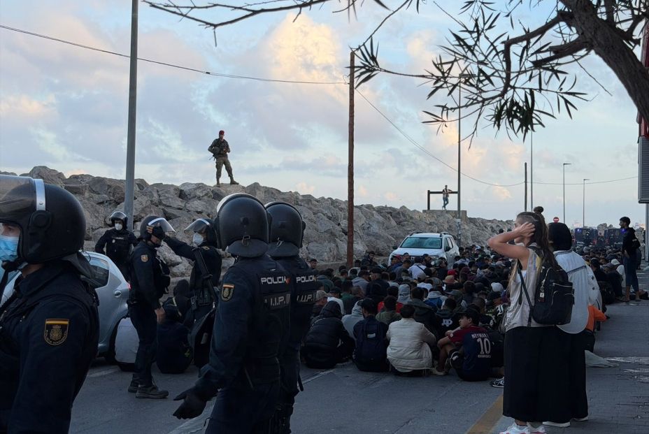 Tensión y caos en el traslado de inmigrantes de las playas de Ceuta al nuevo campamento del puerto Tensión y caos en el traslado de inmigrantes de las playas de Ceuta al nuevo campamento del puerto