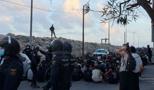 Tensión y caos en el traslado de inmigrantes de las playas de Ceuta al nuevo campamento del puerto Tensión y caos en el traslado de inmigrantes de las playas de Ceuta al nuevo campamento del puerto