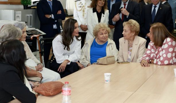 La Reina Letizia se reencuentra con sus profesoras: "No puedo ni hablar"