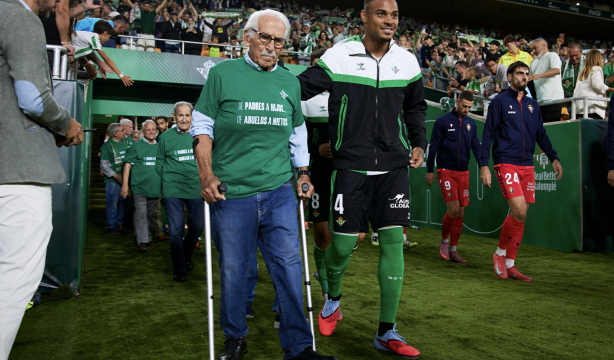 El Betis homenajea a sus socios mayores en el partido contra el Getafe