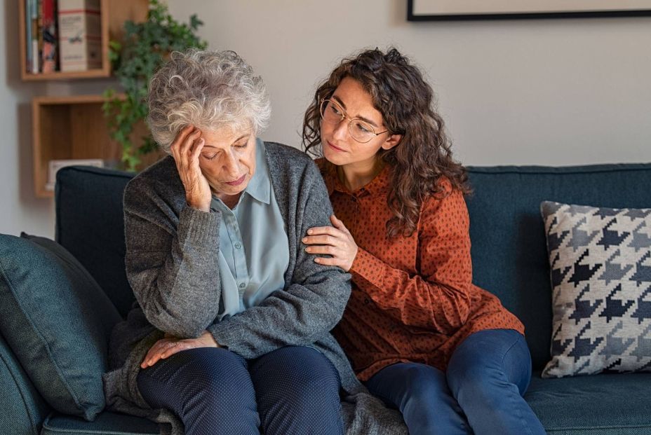 Casi la mitad de los españoles ha cuidado alguna vez a una persona con alzhéimer (Fuente: BigStock)