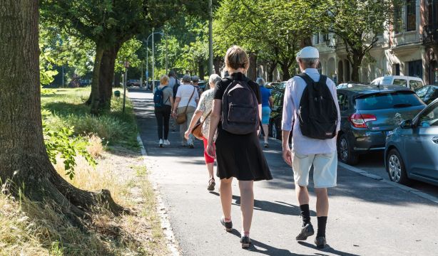 Los mayores de Vigo podrán redescubrir la ciudad con rutas histórico-culturales: ¿cómo participar? (Bigstock)