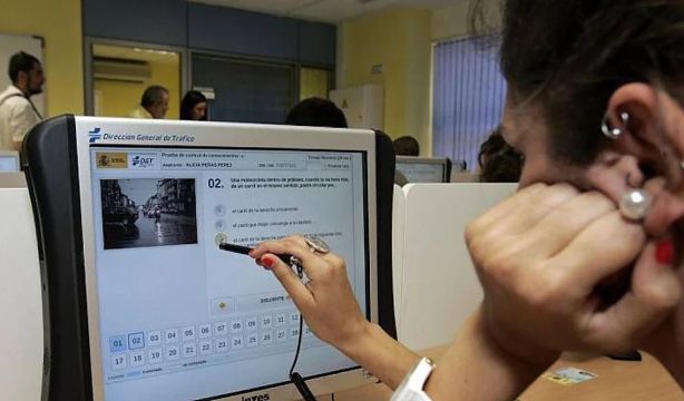 ¿Aprobarías hoy el examen teórico del carnet de conducir? El 92% de los conductores, suspendería