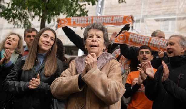 europapress 7063467 maricarmen celebra aplazamiento desahucio 29 octubre 2025 madrid espana