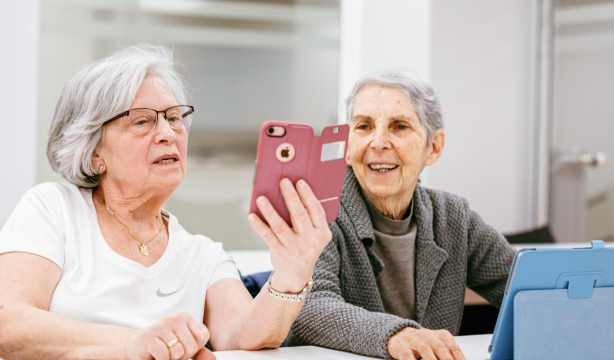 Los desafíos de envejecer en una sociedad que está cada vez más digitalizada