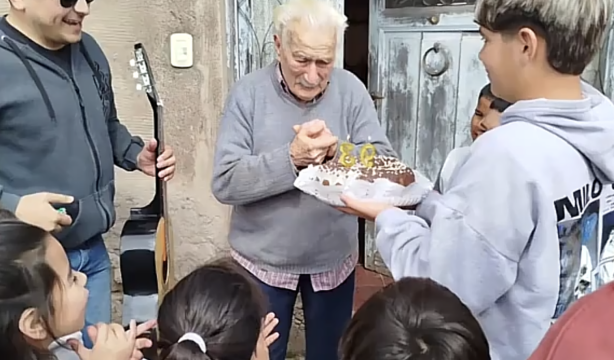 Un grupo de alumnos sorprende a un vecino de 93 años por su cumpleaños