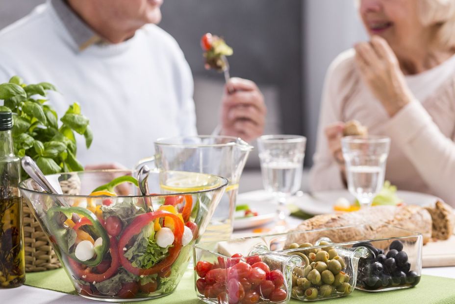 Tener horarios de comidas distintos durante los fines de semana aumenta el riesgo cardiovascular (Fuente: BigStock)