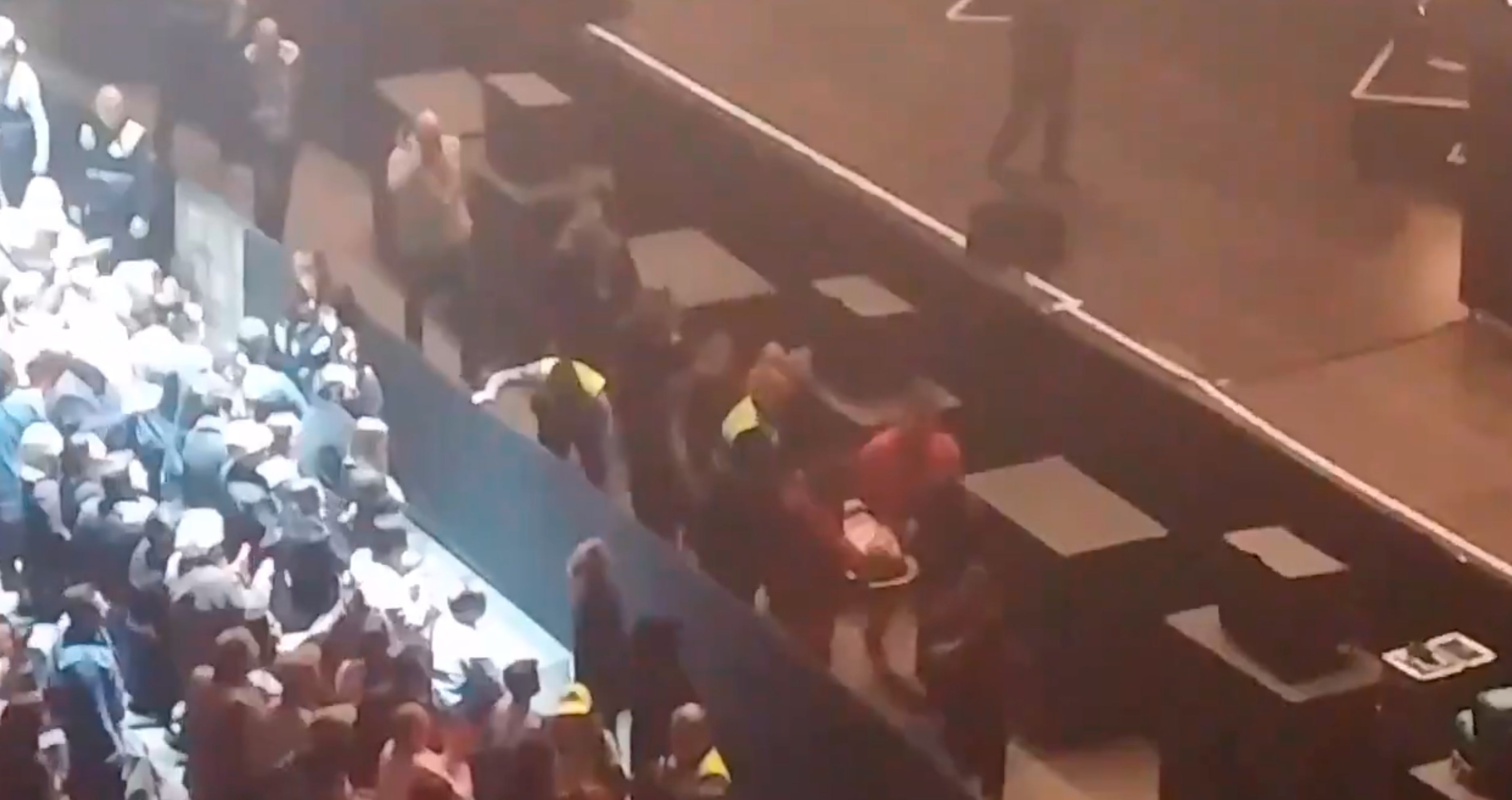 Joaquín Sabina se cae del escenario durante un concierto en Madrid y es atendido por Emergencias