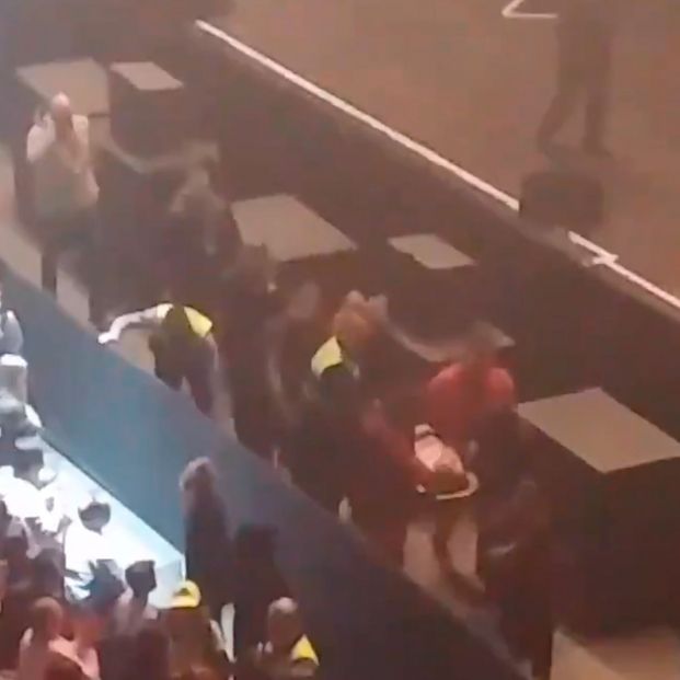 Joaquín Sabina se cae del escenario durante un concierto en Madrid y es atendido por Emergencias
