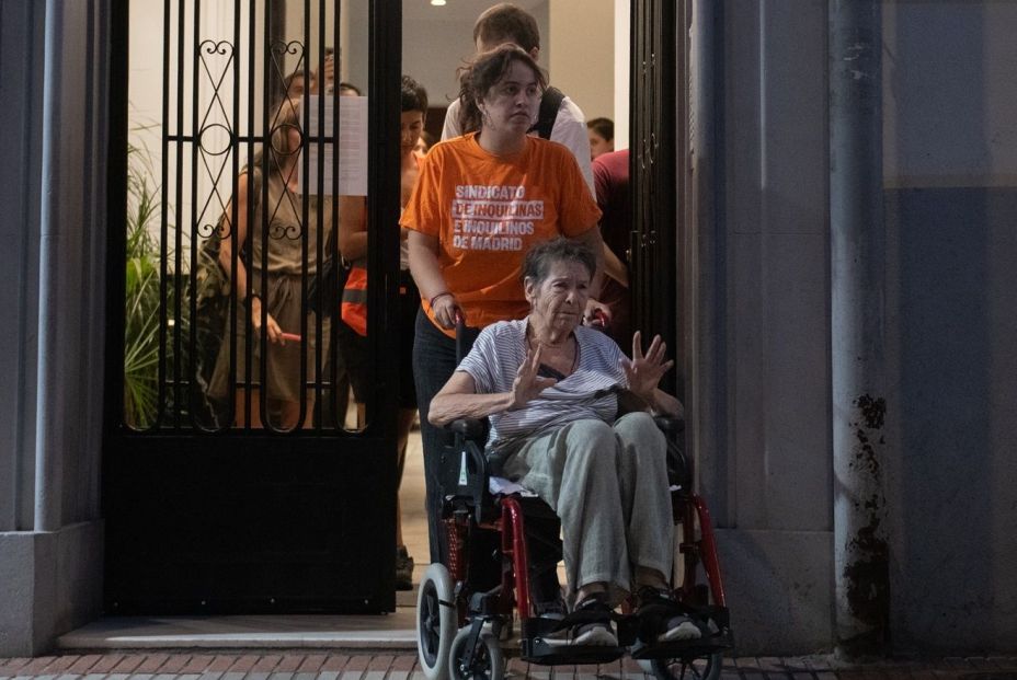 Desahucian a Maricarmen de la casa en la que ha vivido 70 años pese a la concentración para evitarlo Desahucian a Maricarmen de la casa en la que ha vivido 70 años pese a la concentración para evitarlo