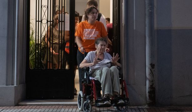 Desahucian a Maricarmen de la casa en la que ha vivido 70 años pese a la concentración para evitarlo
