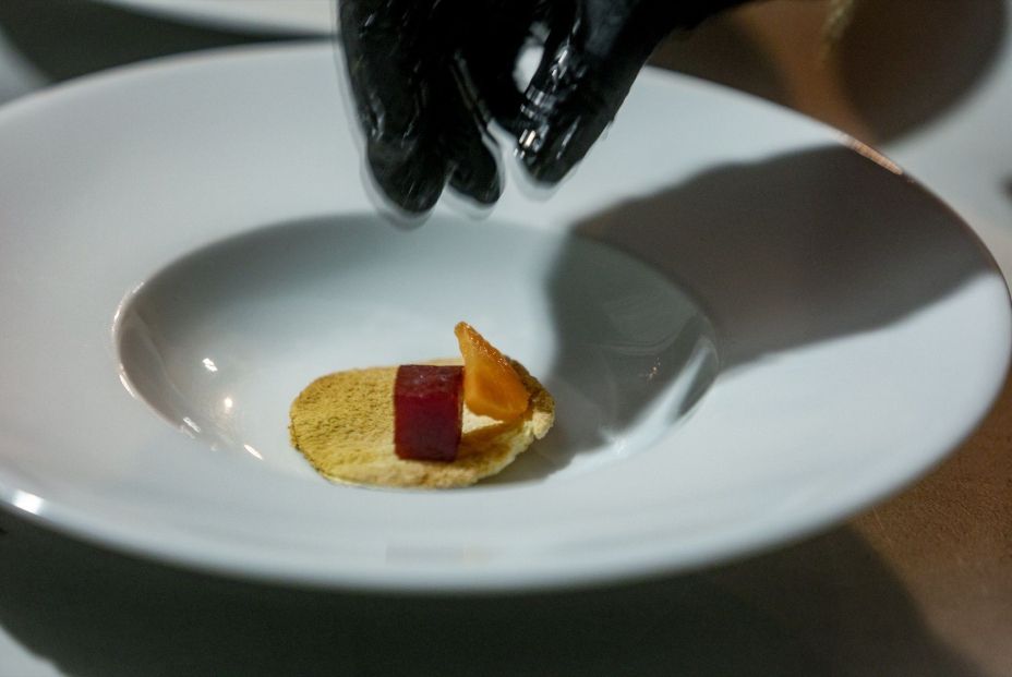EuropaPress 5654835 persona sirve platos cena solidaria mirador cuatro vientos 23 diciembre EuropaPress 5654835 persona sirve platos cena solidaria mirador cuatro vientos 23 diciembre
