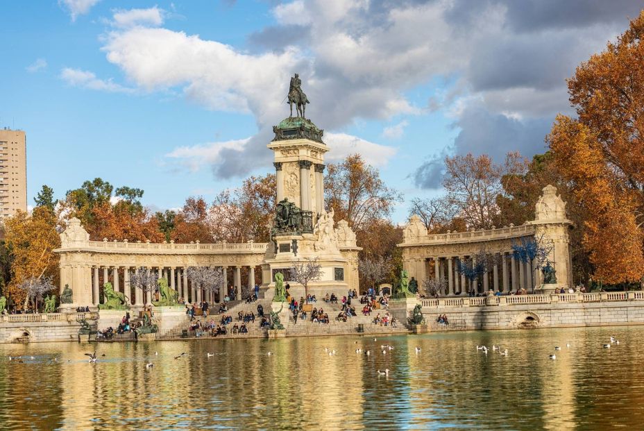 Los mejores destinos de España para viajar en otoño después de los 65 (Fuente: BigStock)