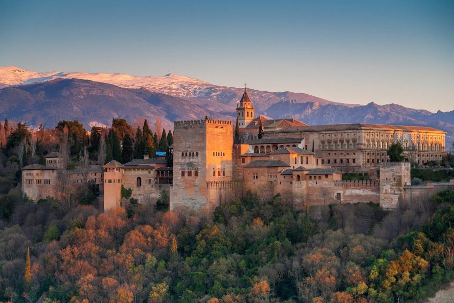 Los mejores destinos de España para viajar en otoño después de los 65 (Fuente: BigStock)