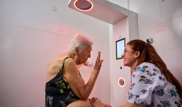 Una ducha inteligente que ayuda a personas mayores, premiada en los DesignEuropa Awards