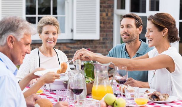 El beneficio inesperado de comer con seres queridos: reduce el nivel de azúcar en sangre El beneficio inesperado de comer con seres queridos: reduce el nivel de azúcar en sangre