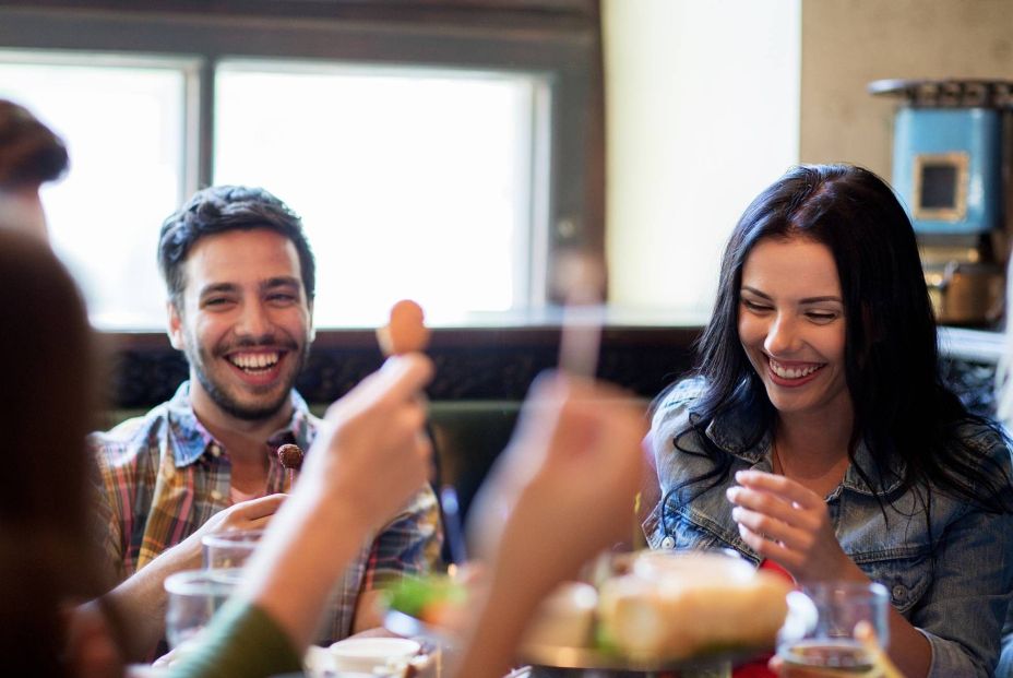 Comer acompañado puede reducir los picos de glucosa después de una comida (Fuente: BigStock)