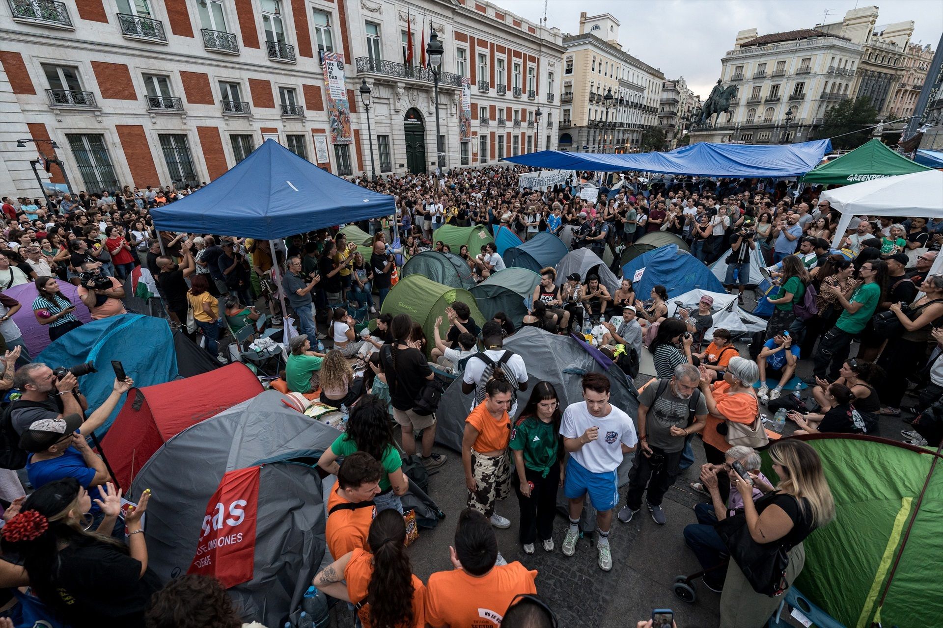 EuropaPress 7804575 numerosas personas pasan segunda noche acampados tiendas campana exigir
