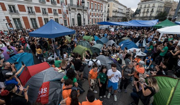 EuropaPress 7804575 numerosas personas pasan segunda noche acampados tiendas campana exigir
