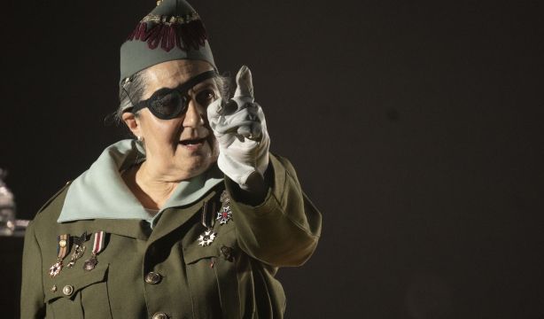 Ane Gabarain se convierte en Millán Astray en 'Cantando bajo las balas'