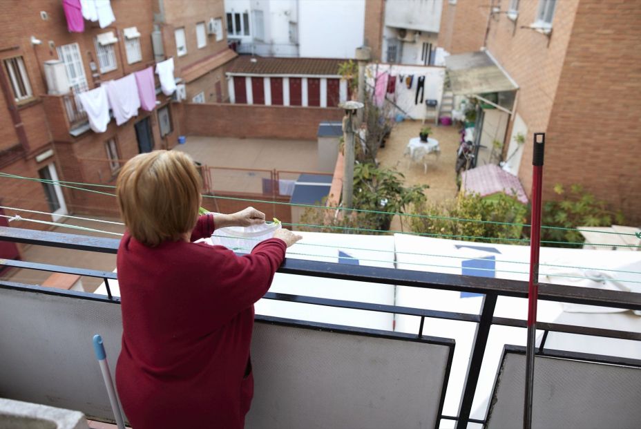 EuropaPress 4188391 mujer jose manuel maria gomez tiende ropa balcon vivienda donde manana 12 EuropaPress 4188391 mujer jose manuel maria gomez tiende ropa balcon vivienda donde manana 12