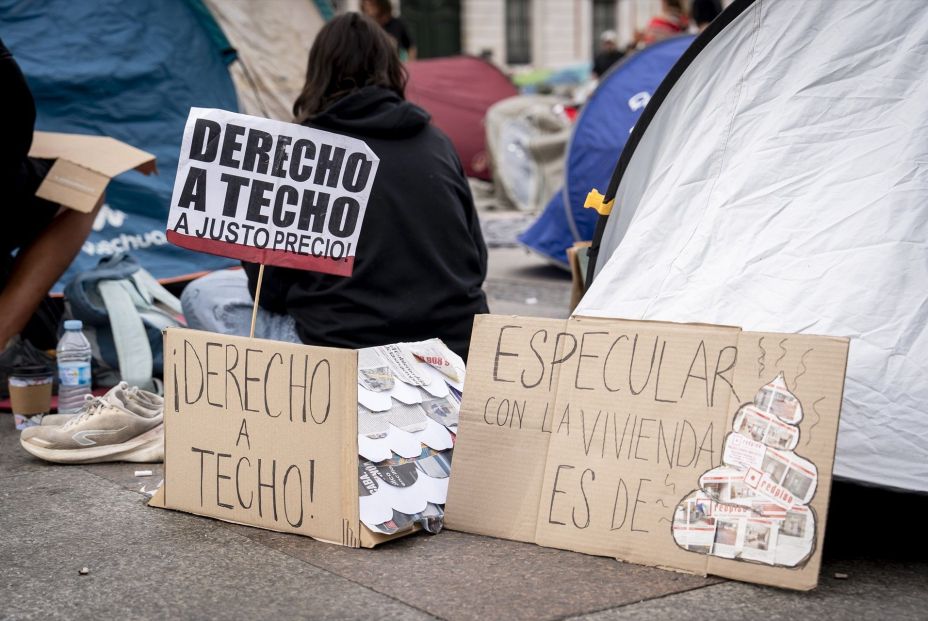 EuropaPress 7803863 numerosas personas pancartas lemas derecho techo concentran tiendas campana EuropaPress 7803863 numerosas personas pancartas lemas derecho techo concentran tiendas campana