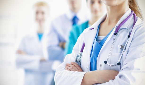 Los médicos viven más, pero los que mueren lo hacen más jóvenes que el resto de la población