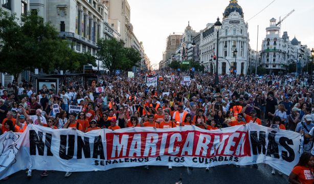 Los ciudadanos presionan al Gobierno para que este martes se apruebe el 'decreto Maricarmen'