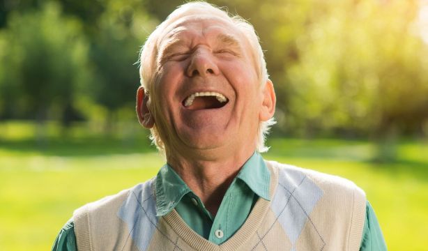 Beneficios de cultivar el sentido del humor para la salud de los mayores