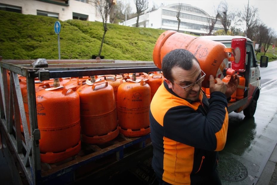 EuropaPress 5591352 repartidor bombonas butano carga bombona 21 noviembre 2023 lugo galicia EuropaPress 5591352 repartidor bombonas butano carga bombona 21 noviembre 2023 lugo galicia