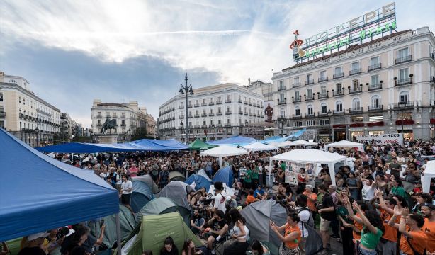 La acampada en Sol se mantiene: "Dividir en dos el 'decreto Maricarmen' es una vergüenza"