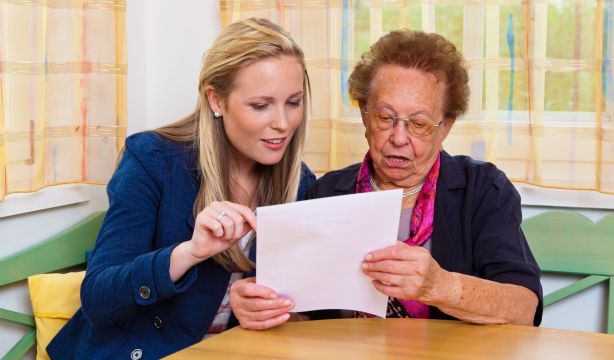 Mayores de 65 años: donar solo la mitad de la vivienda habitual también puede quedar exento de IRPF