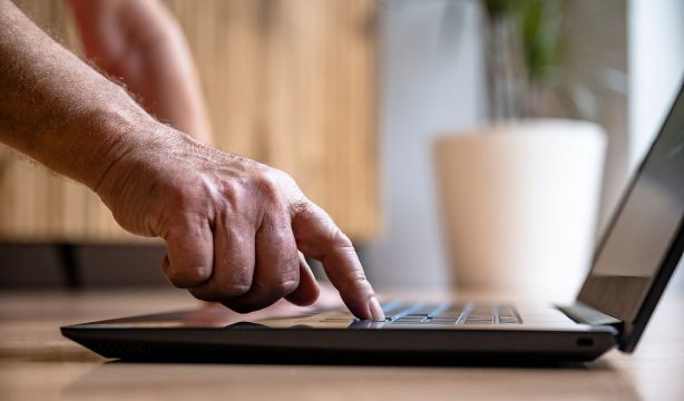 Asociación Española de Consumidores lanza una campaña para el empoderamiento digital de los mayores