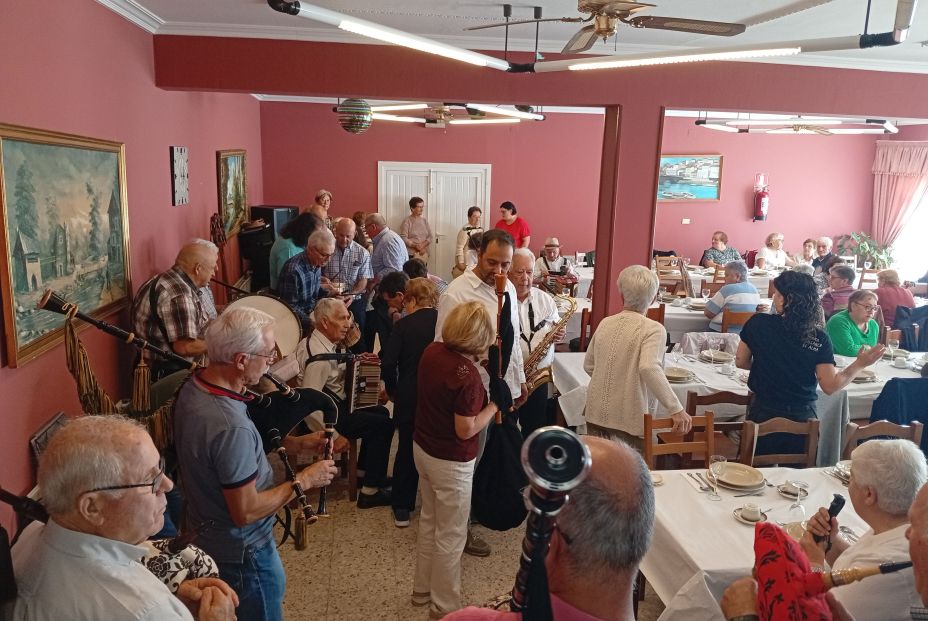Un hombre cumple 100 años como alumno de UNED Sénior y lo celebra tocando el saxofón Un hombre cumple 100 años como alumno de UNED Sénior y lo celebra tocando el saxofón