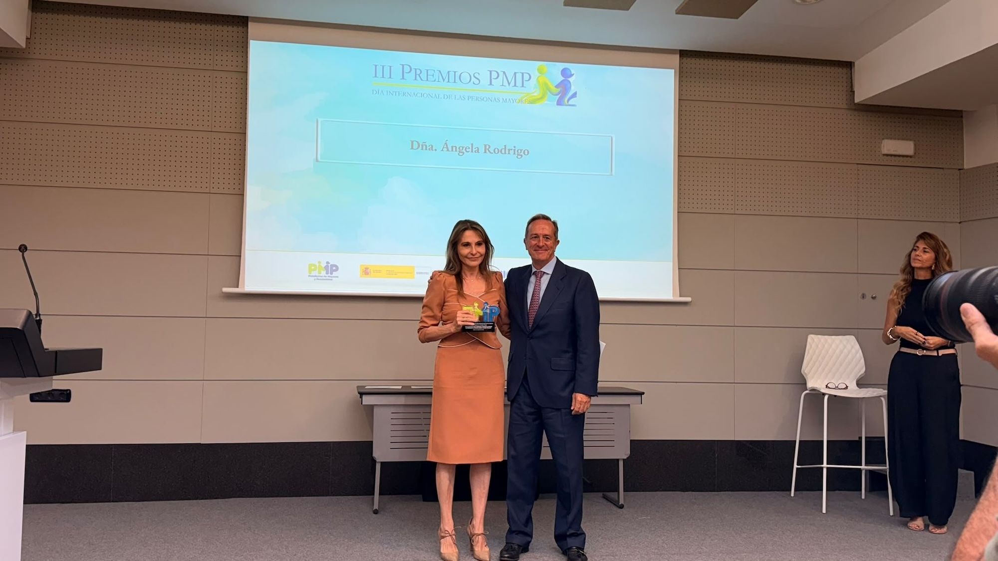 El emotivo homenaje a Fernando Ónega en los Premios PMP-Día de las Personas Mayores El emotivo homenaje a Fernando Ónega en los Premios PMP-Día de las Personas Mayores