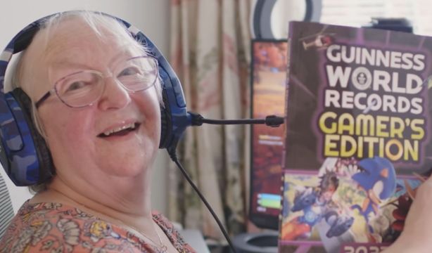 Cath Bowie, la escocesa de 78 años que ha batido un récord mundial jugando a videojuegos  (YouTube: Guinness World Records)