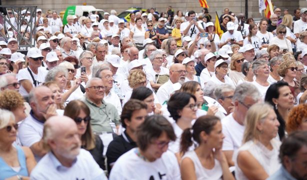 Barcelona se tiñe de blanco por el Día de los Mayores: "Nos jubilamos del trabajo, no de la vida" (David Zorrakino / Europa Press)
