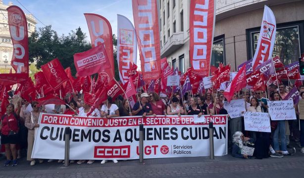 UGT y CCOO se concentran para exigir un "convenio justo" para los trabajadores de la Dependencia