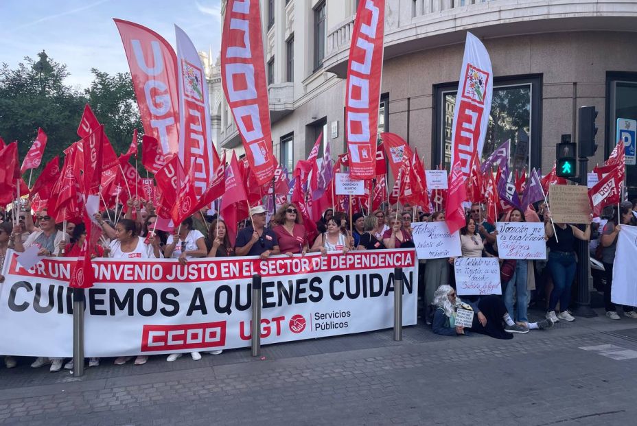 UGT y CCOO se concentran para exigir un "convenio justo" para los trabajadores de la Dependencia