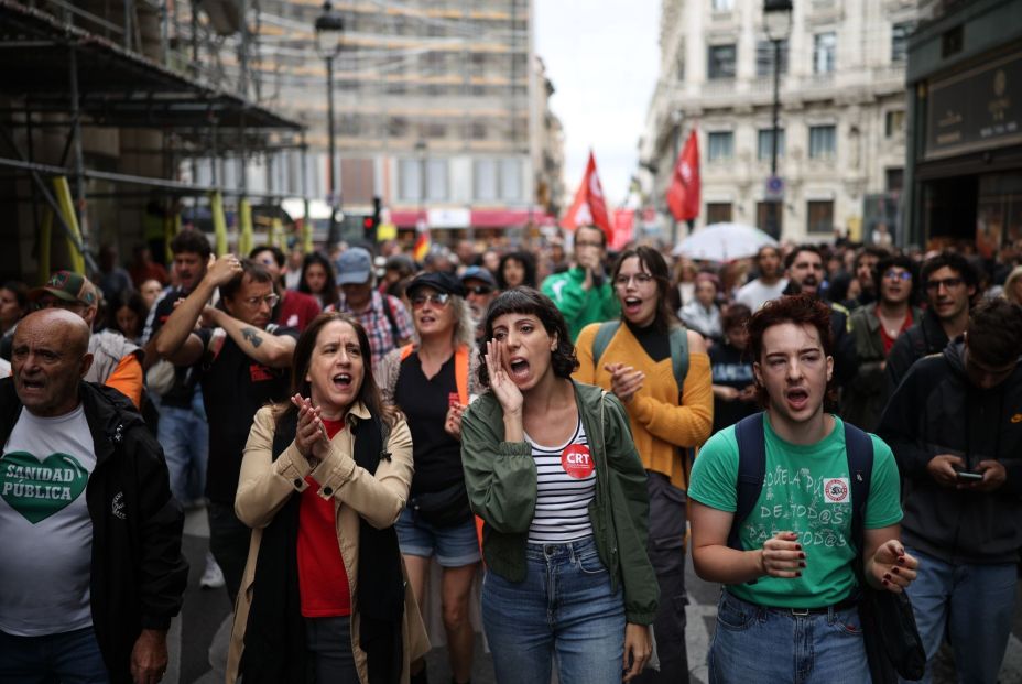 EuropaPress 7814532 decenas personas marchan protesta congreso diputados octubre 2026 madrid (2)