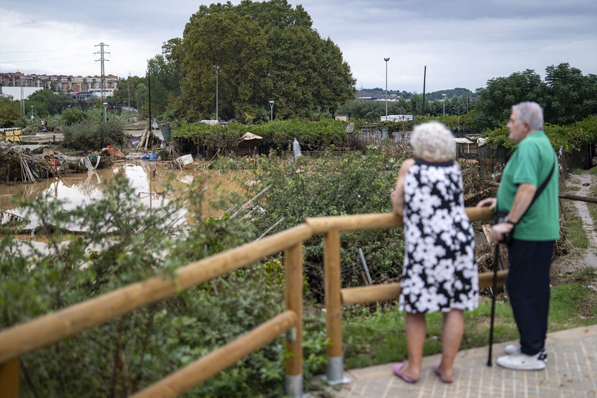 EuropaPress 7820142 dos personas observan barro agua embolsada causa lluvias torrenciales